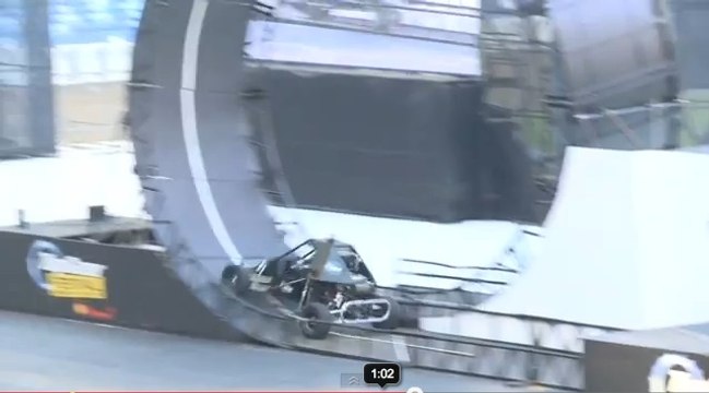 Il réalise un double looping avec un buggy !