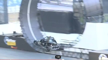 Il réalise un double looping avec un buggy !