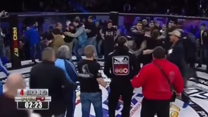 La fin d'un combat de MMA se transforme en bagarre générale