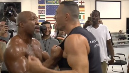 Wladimir Klitschko et Shannon Briggs se chauffent à l'entraînement