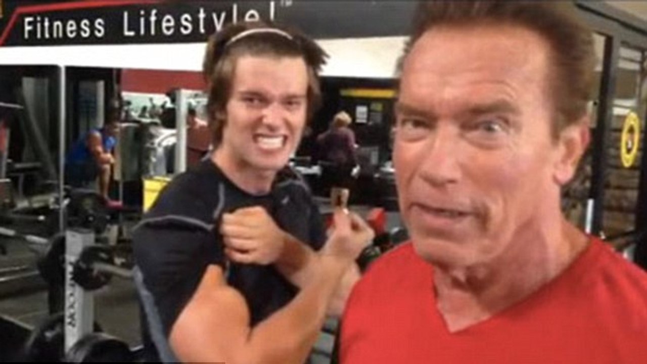 Quand Arnold Schwarzenegger coache son fils à la salle de sport pour ses 22 ans