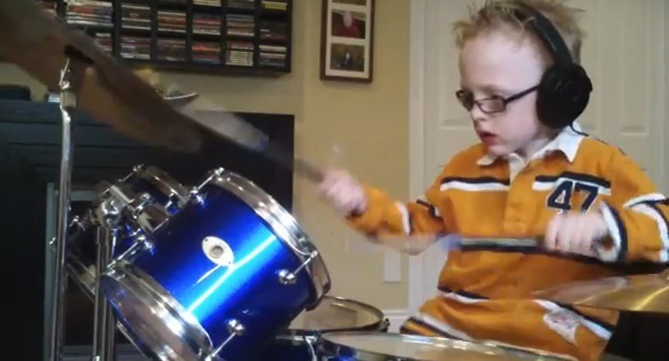 Cet enfant est un génie de la batterie !