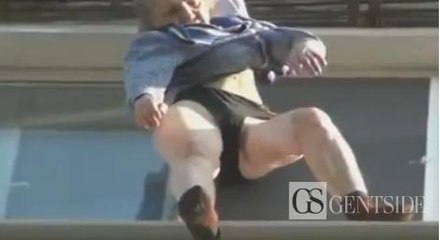 Zapping du web : Une vieille dame bascule dans le vide et reste accrochée à son balcon