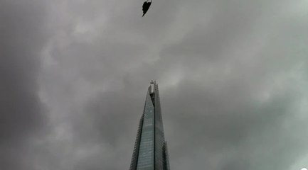 Un laveur de vitres secoué par le vent à 305 mètres d'altitude !