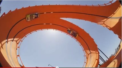 Des pilotes réalisent un double looping en voiture !