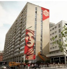 Le street artist Obey réalise une oeuvre de 40 mètres en plein Paris