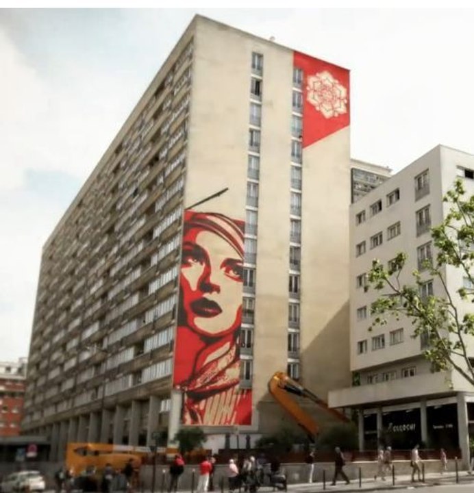 Le street artist Obey réalise une oeuvre de 40 mètres en plein Paris