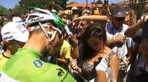 Zapping du web : Sur le Tour, Peter Sagan signe des autographes... sur un sein
