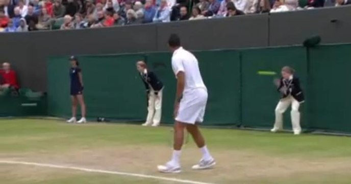 Wimbledon 2012 : une arbitre touchée en plein visage par une balle à 190 km/h !