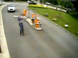 Une barrière automatique lui tombe sur la tête !