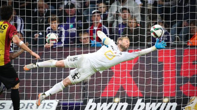 Jean-François Gillet arrête trois penaltys face à Anderlecht et bat un record