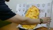 Japon : Il mange un burger avec 1 000 tranches de fromage