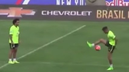 Neymar et Marcelo s'amusent à l'entraînement du Brésil