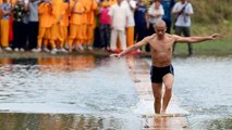 Shu Liliang, un moine shaolin, traverse un cours d'eau de 125 mètres en courant