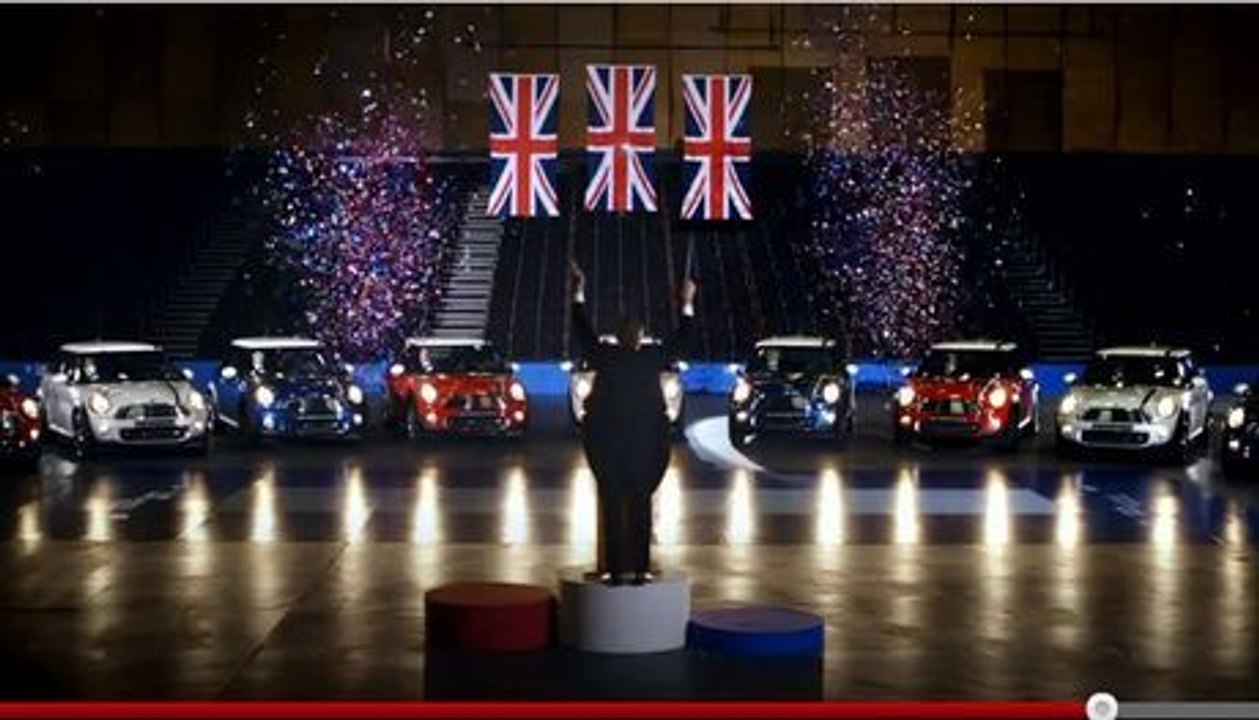 Le ''God Save The Queen'' joué... par une fanfare de Mini !