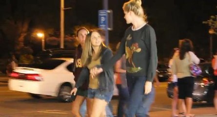 ''Holding People's Hand'' : l'expérience d'une femme qui prend la main d'inconnus en pleine rue