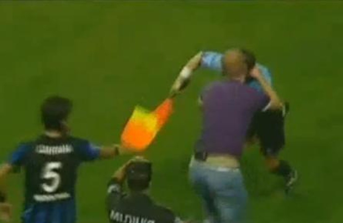 Football : un supporteur descend sur le terrain pour agresser l'arbitre de touche