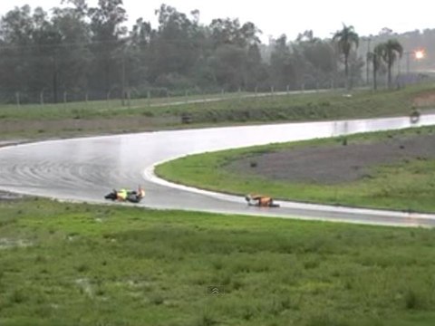 Découvrez ce pilote de moto simuler une blessure pour arrêter la course