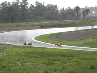 Découvrez ce pilote de moto simuler une blessure pour arrêter la course