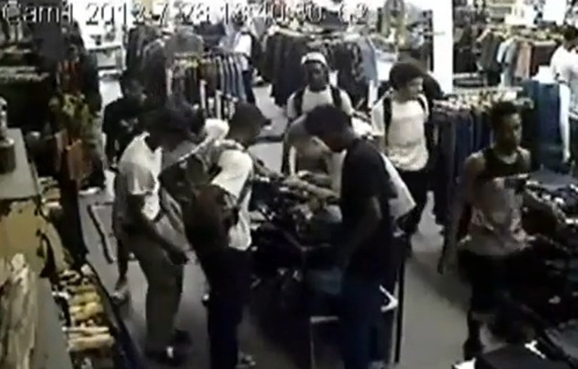 Ils improvisent une flash mob pour voler un magasin de vêtements