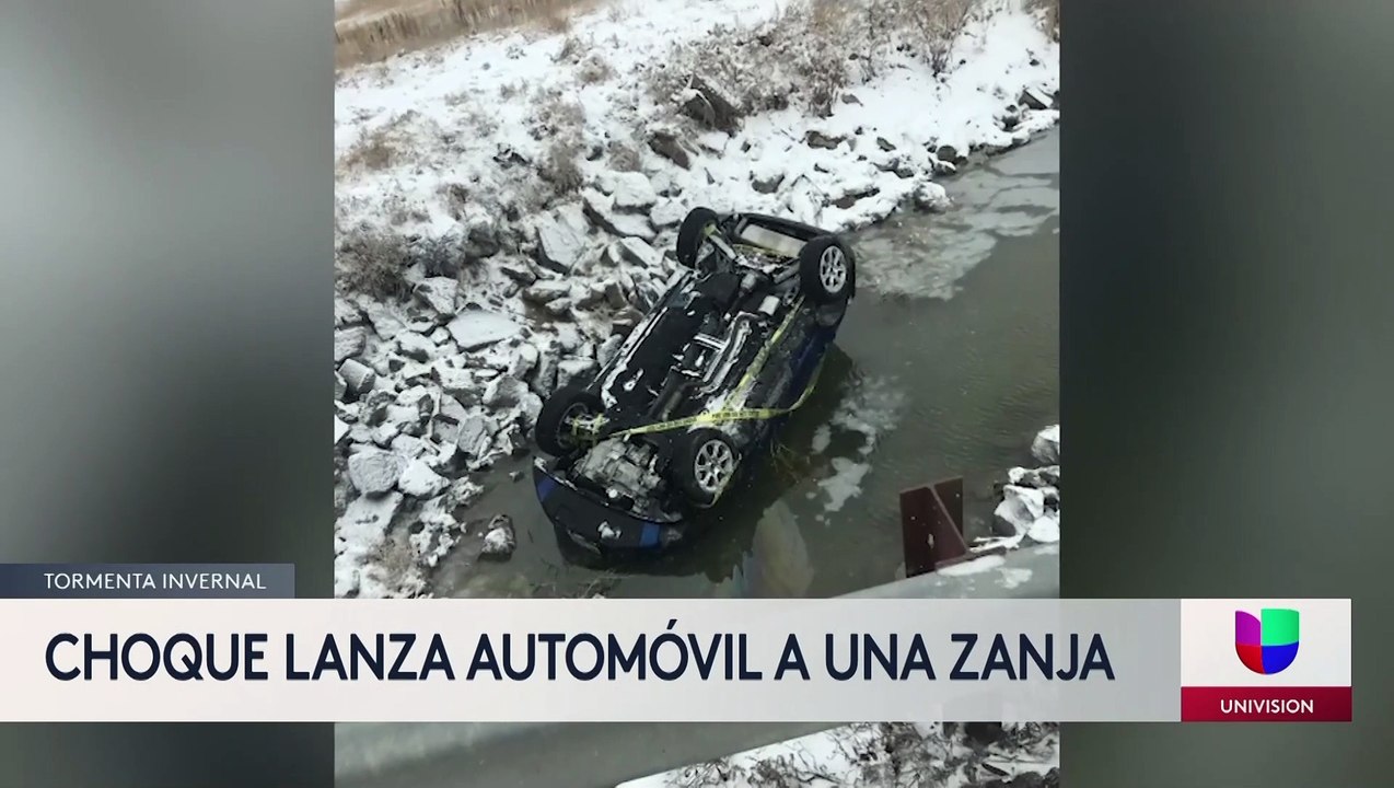 Auto choca por la nieve y termina volteado en una zanja