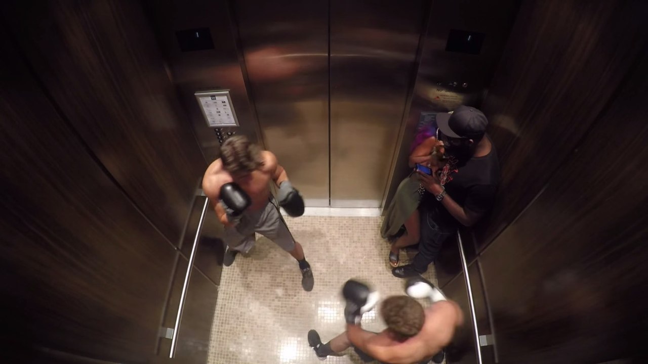Prank : des boxeurs se battent dans un ascenseur pour piéger des passants