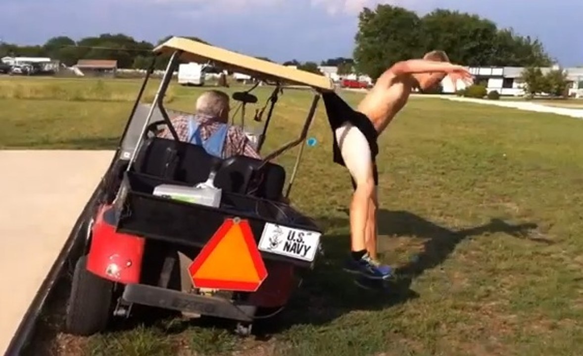 En voulant sauter par-dessus une voiture de golf, il reste accroché au toit