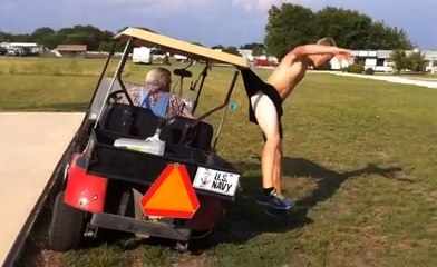 En voulant sauter par-dessus une voiture de golf, il reste accroché au toit
