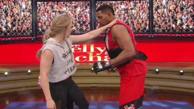 Ronda Rousey : la championne de l'UFC met à terre un colosse de 125 kilos !