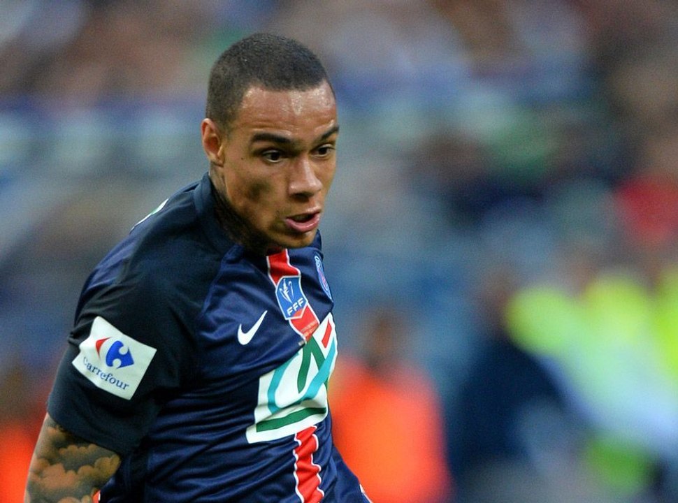 Gregory van der Wiel à deux doigts de frapper un jeune en pleine rue