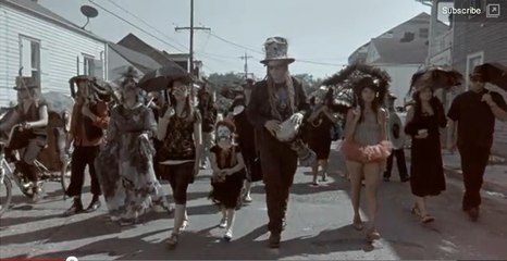 Les Red Hot Chili Peppers rendent hommage à un ami dans leur dernier clip
