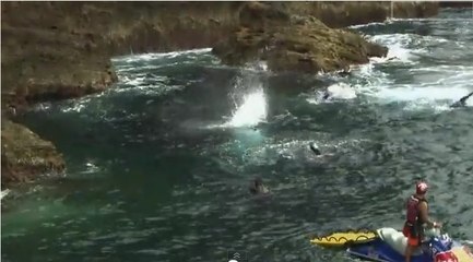 Ce concours de plongeon a lieu depuis une falaise de 28 mètres !