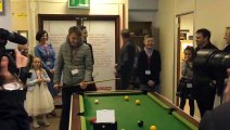 Vidéo : Kate Midd­le­ton fait une partie de billard !
