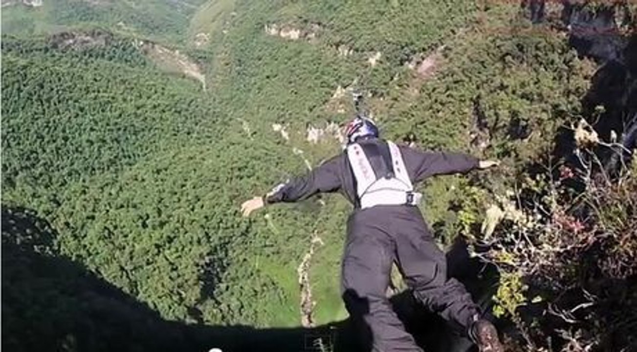 Sautez avec ce base jumper en plein coeur d'un décor magnifique