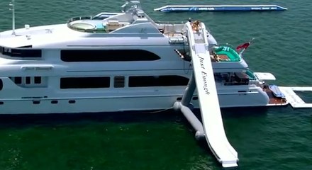 Ils ont fait ajouter un toboggan géant sur leur yacht