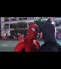 Quand Spider-Man cherche des problèmes à Batman en pleine rue