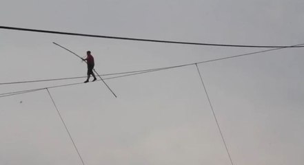 Etats-Unis : Un funambule réalise une prouesse sans la moindre sécurité !