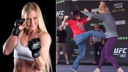 UFC : Holly Holm se laisse frapper par une fan en plein estomac