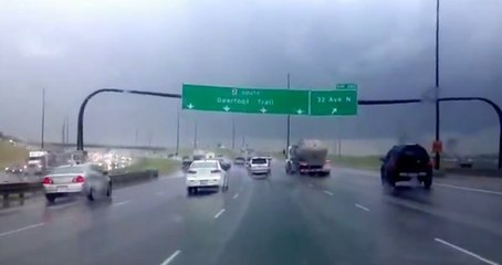 Ce panneau routier se déforme sous la force du vent