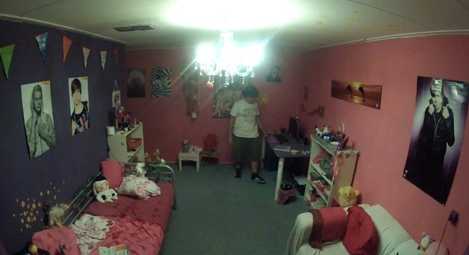 Pour se venger, il peint la chambre de son frère en rose