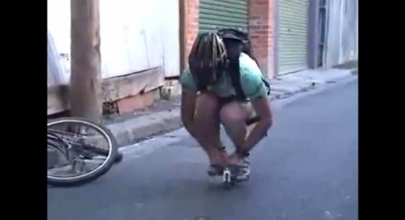 Il fait du vélo sur une bicyclette miniature!