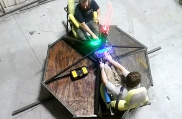 Ce groupe d'amis teste sa résistance dans une centrifugeuse