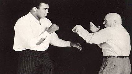 Mohammed Ali prend une leçon de boxe du plus grand entraîneur de l'Histoire