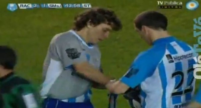 Football : Un joueur de champ arrête un penalty