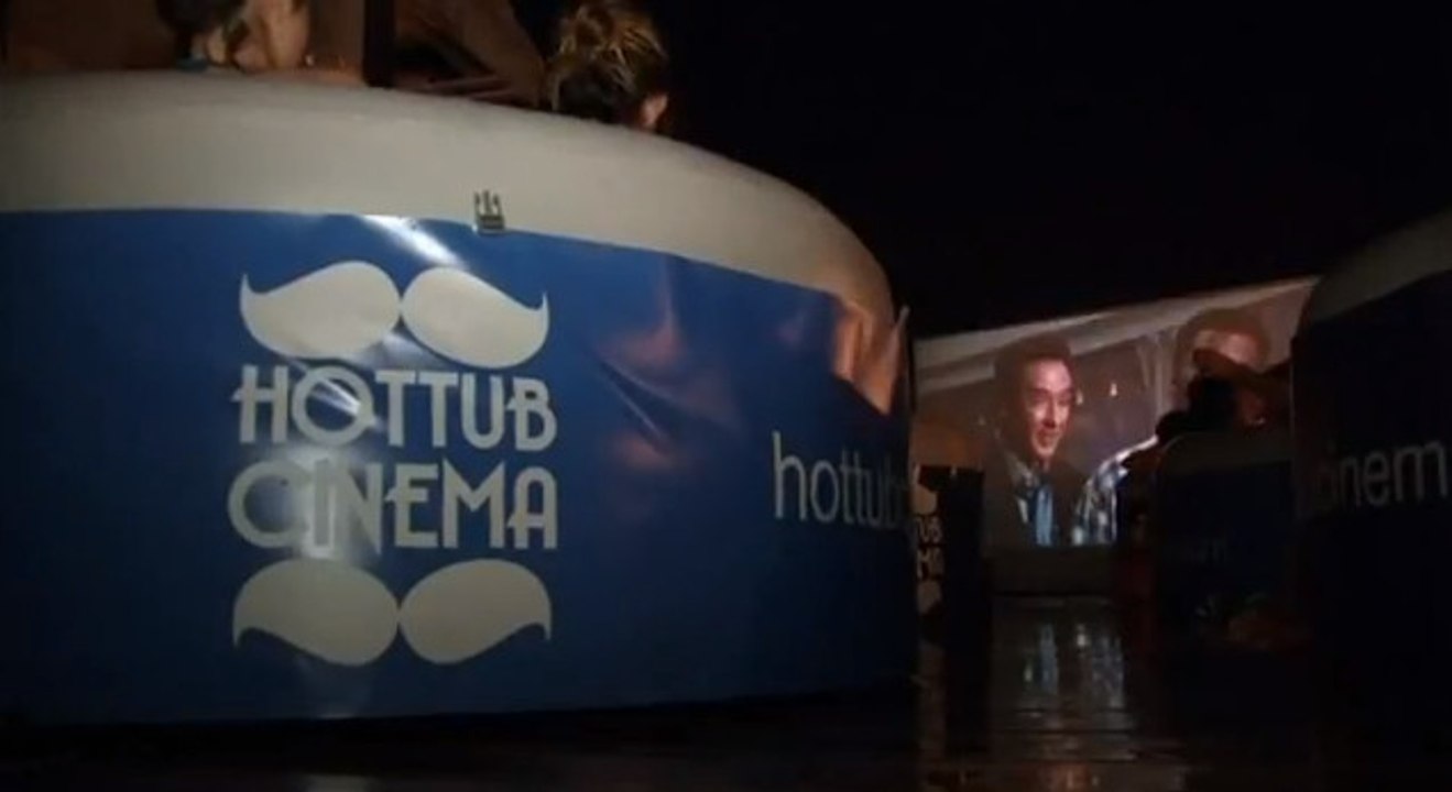 Faites-vous un cinéma en plein air... dans un bain à remous