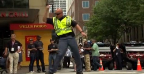 Etats-Unis : Un policier régule la circulation en dansant
