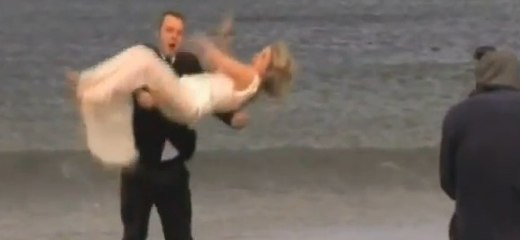 Il jette la mariée dans l'eau pour s'amuser