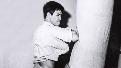 Bruce Lee s'entraîne chez lui sur un sac de frappe dans une séquence rare