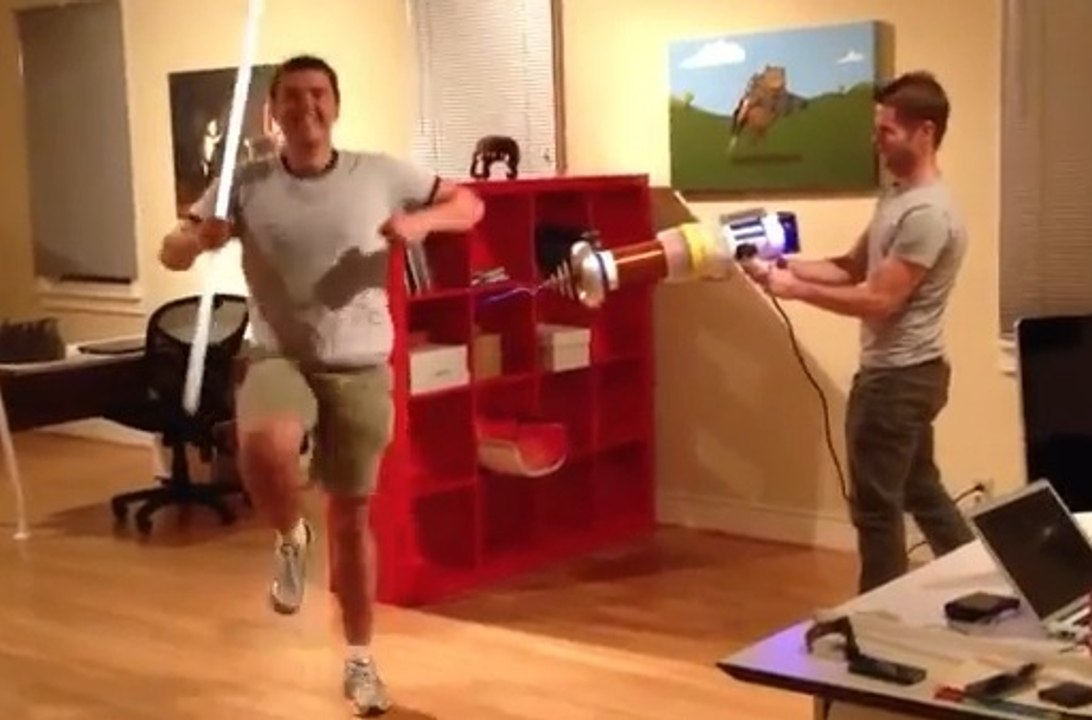 Il reçoit une décharge de 10 000 volts pour tenter d'allumer le néon placé dans sa main