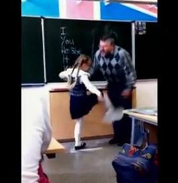 Elle fait taire son professeur avec un coup de pied bien senti